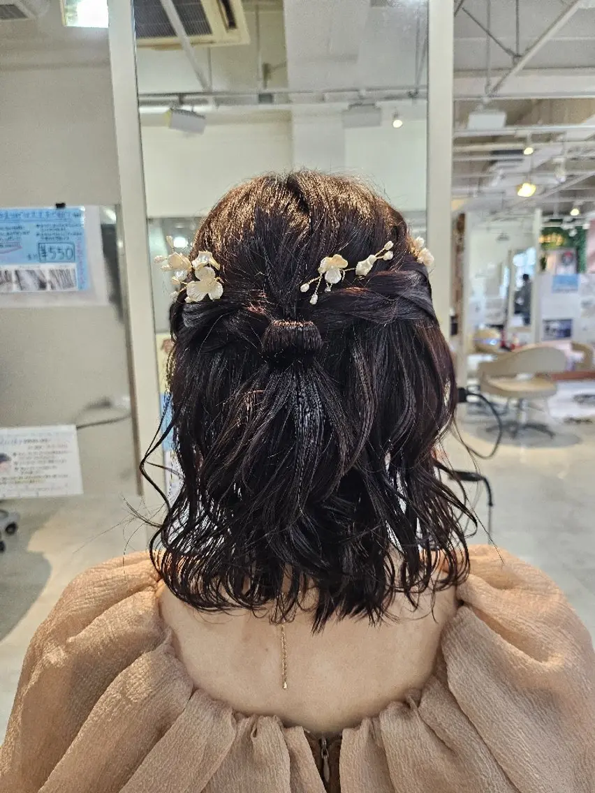 ミディアム ヘアアレンジ ハーフアップ ヘアセット 岡田 奈々のヘアスタイル