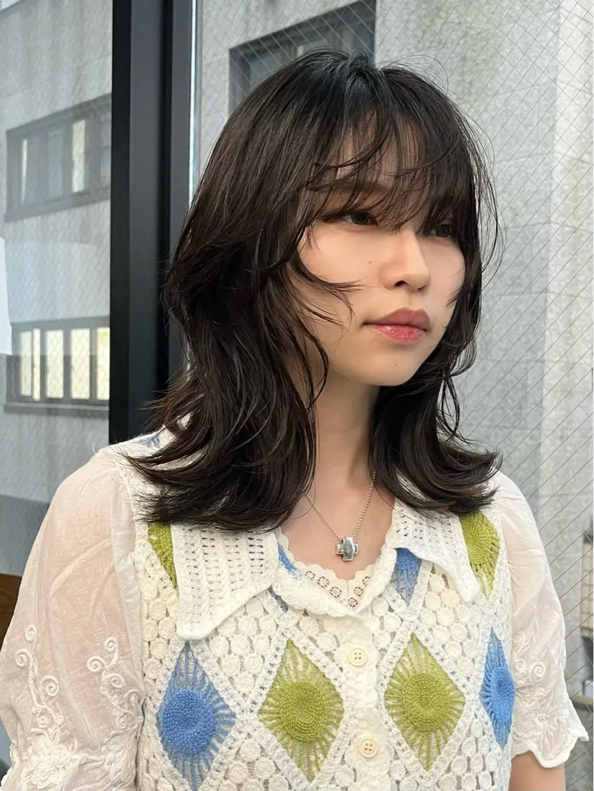 セミロング カラー イツク ⚡️ ルーツ/ハイトーンのヘアスタイル