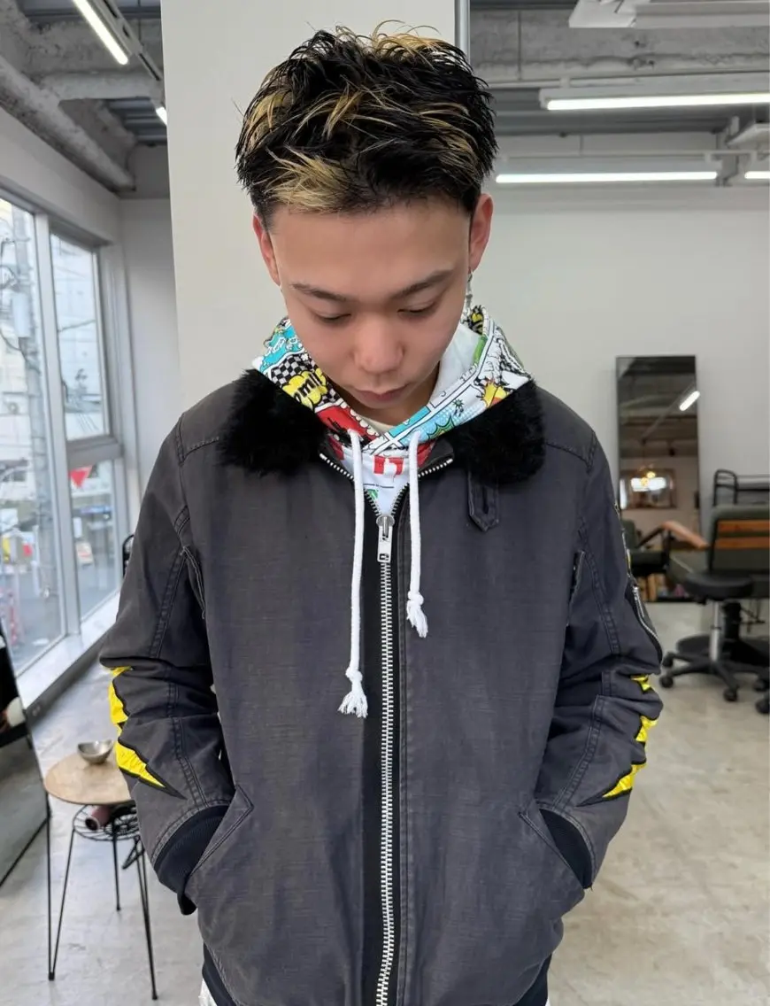 ショート カラー メンズ アップバング メンズブリーチ センターパート メンズハイライト メンズハイトーン カット ヘアカラー PARKiiiNG 大阪心斎橋/ブリーチのヘアスタイル