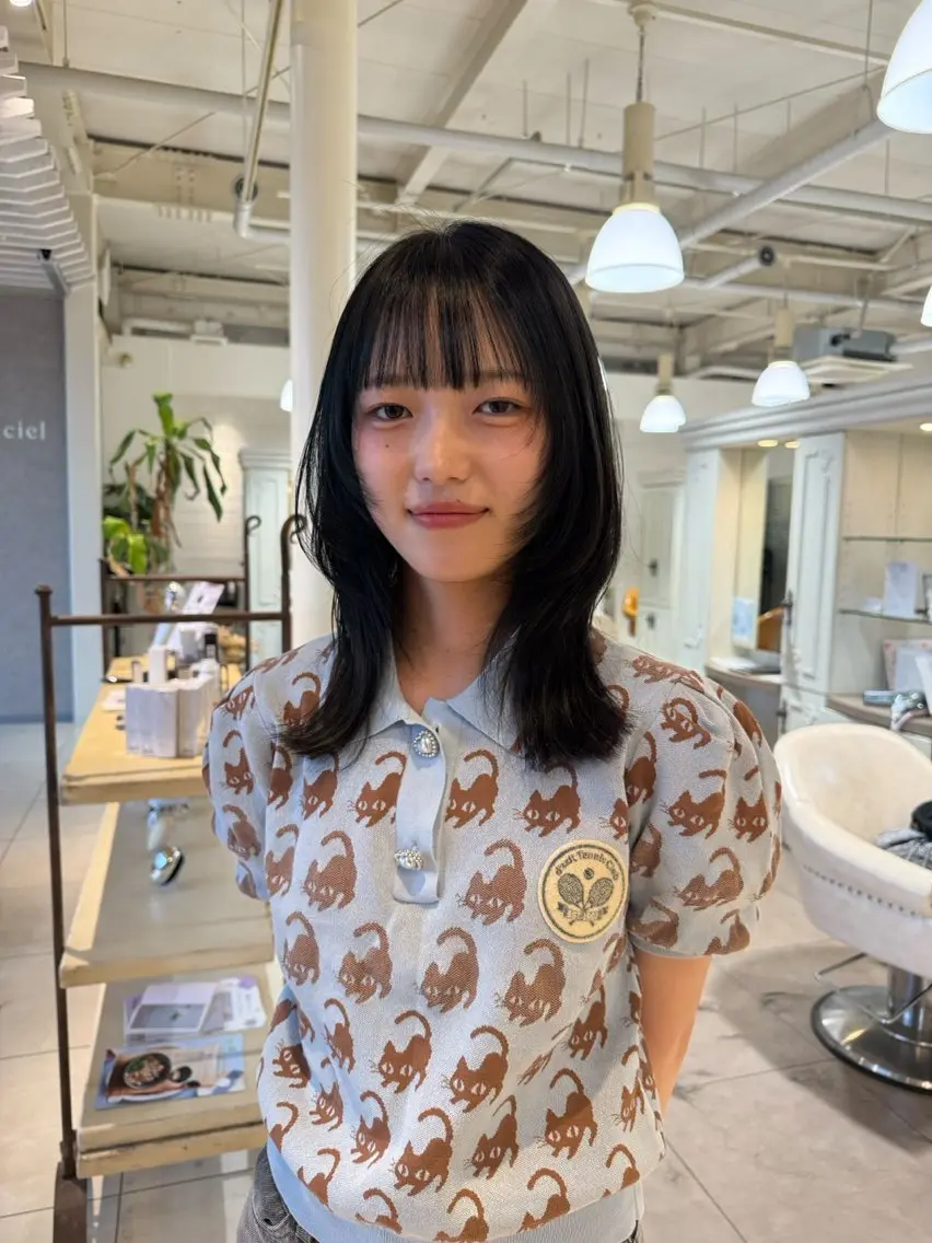 ミディアム 顔まわりレイヤー 伸ばしかけ レイヤーカット 似合わせカット シースルーバング obje't cielのヘアスタイル