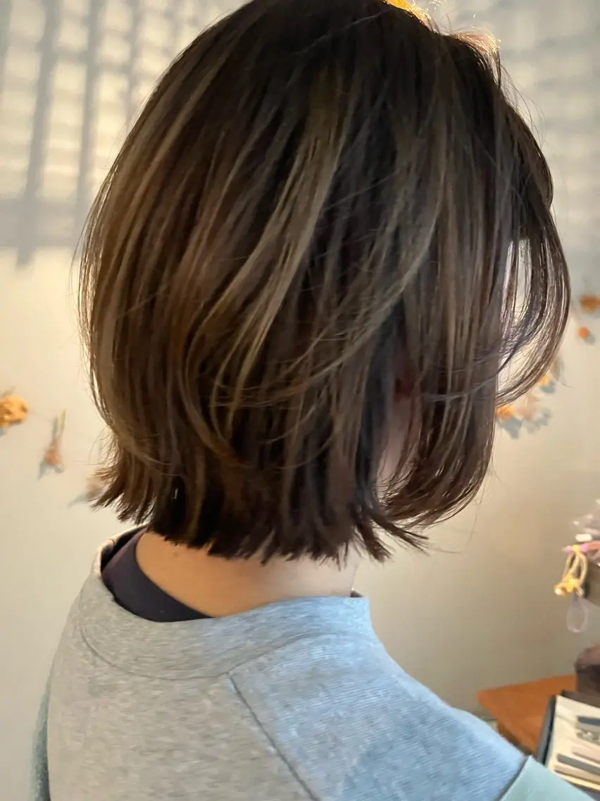 ミディアム カラー ベージュカラー ハイライトカラー オリーブベージュ ボブ ハイライト フクウラ ミホのヘアスタイル
