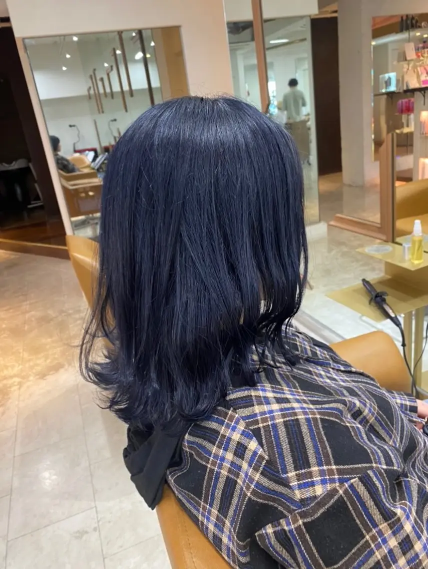 カラー ブリーチ ブルーカラー 透明感カラー ネイビーカラー 中元 美月のヘアスタイル