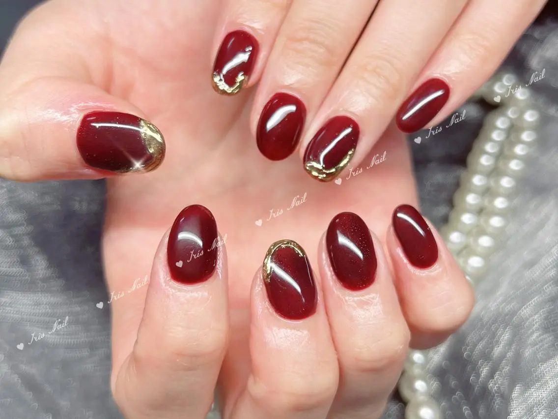 ネイル ゴールド ミラーネイル 赤色 ハンドネイル ハンドケア 🍒IRIS Nail🌸のネイルデザイン
