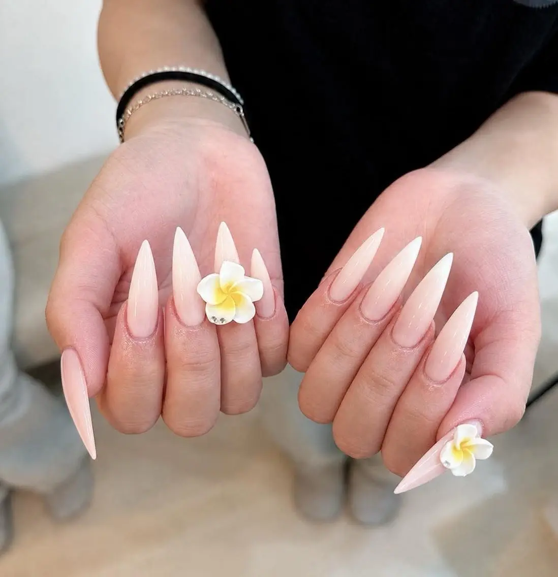 ネイル チークネイル ドット フットネイル フレンチネイル グラデーション ハンドネイル ハンドケア Nihonthy Nail 新宿のネイルデザイン