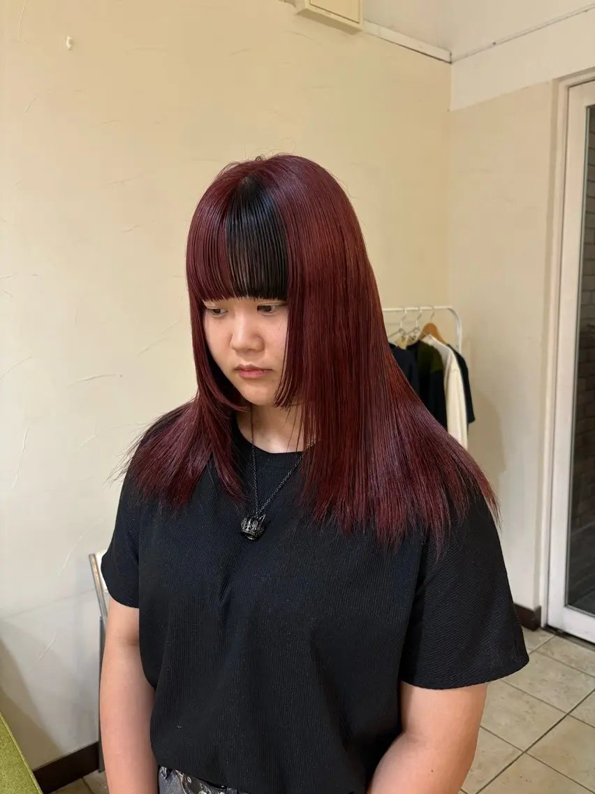 ロング カラー 黒髪 カシス レッドカラー ヘアカラー トリートメント スズキ ユウナのヘアスタイル