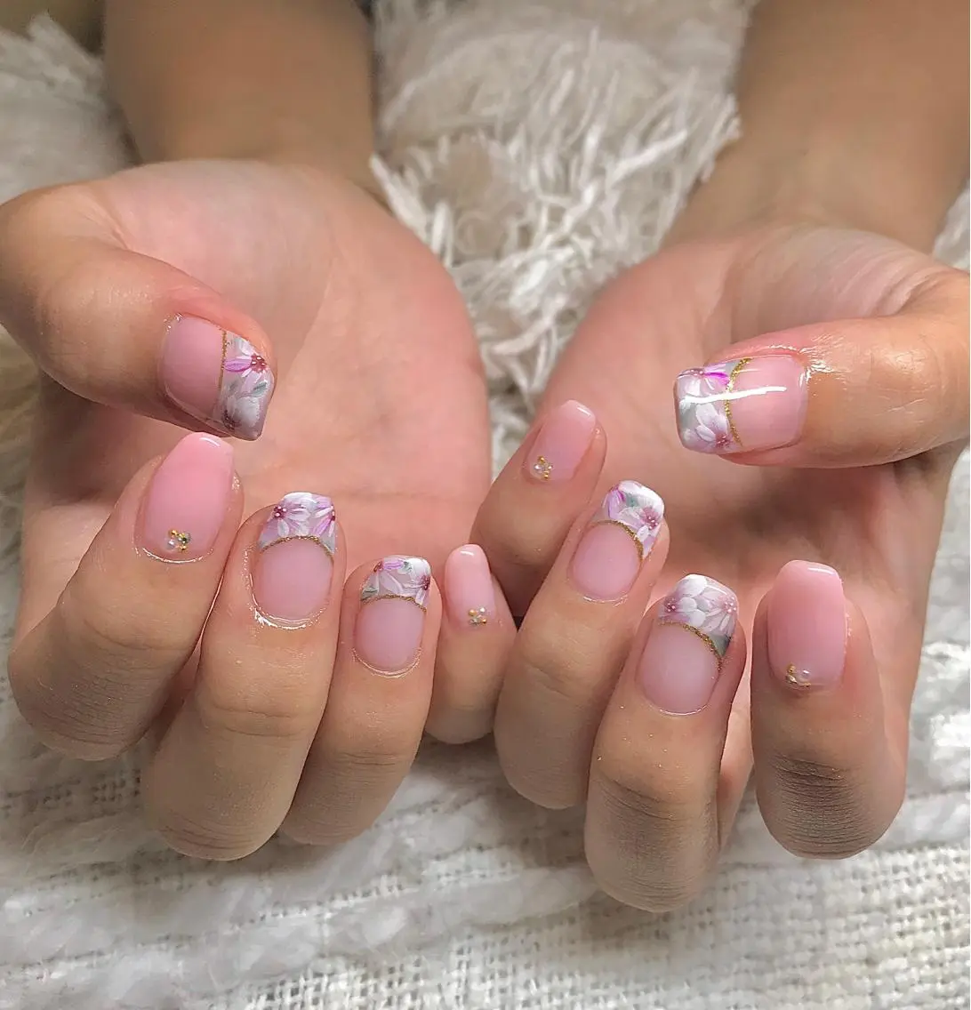 ショート カラー パーマ ヘアアレンジ メンズ キッズ ネイル マツエク・マツパ フラワーネイル フレンチネイル el. by Aoのネイルデザイン