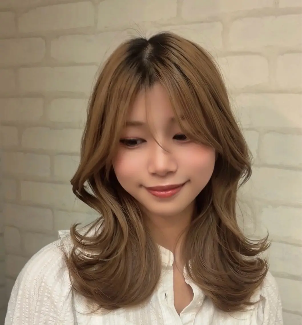 セミロング カラー ベージュカラー ミルクティーベージュ 顔周りカット レイヤーカット カット ヘアカラー トリートメント 髪質改善サロン soukiのヘアスタイル