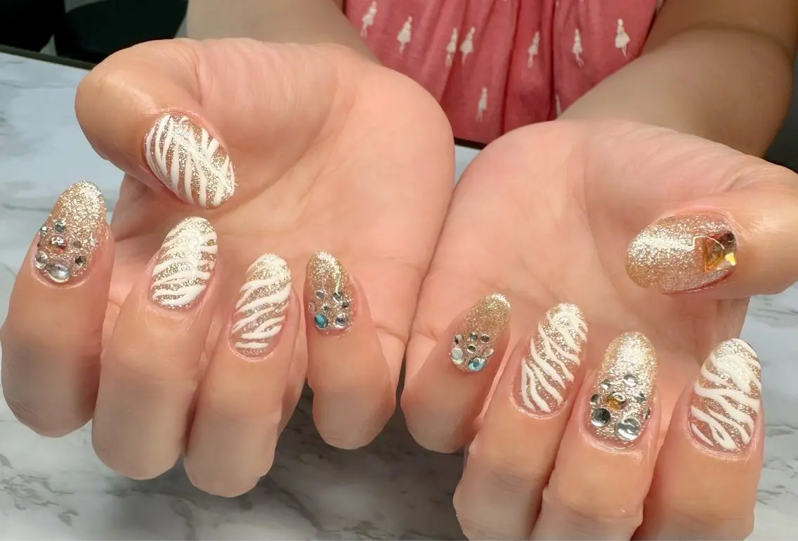 ネイル アニマル柄 オーロラネイル ラメ(グリッター) ニュアンスネイル Mai’s nailのネイルデザイン