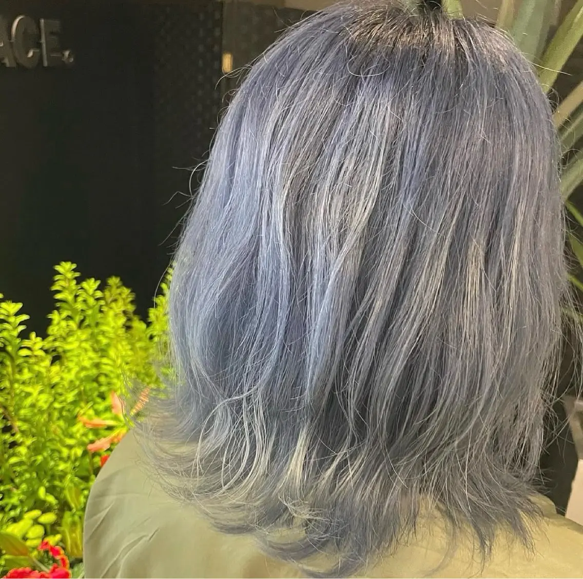 ミディアム カラー ブリーチ ブルーカラー ダブルカラー 檜皮 夢子のヘアスタイル