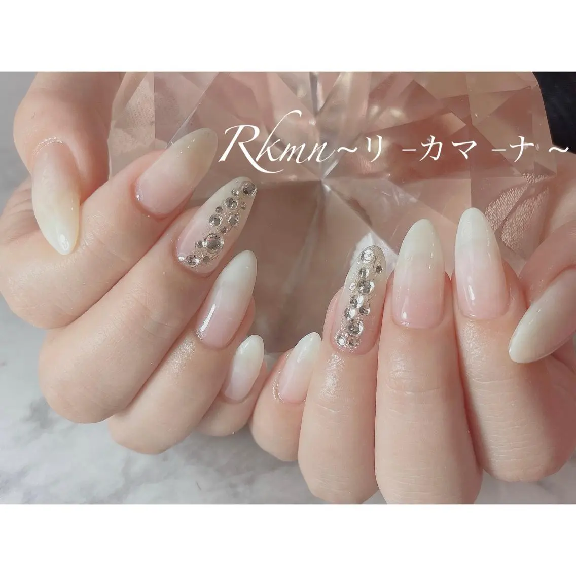 ネイル アートネイル グラデーション 春ネイル ホワイト ハンドネイル フットネイル ハンドケア Rkmn ~リ-カマ-ナ~のネイルデザイン