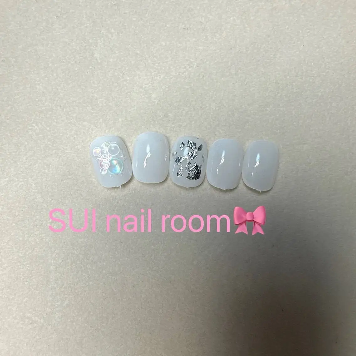 ネイル フットネイル ホワイト フットネイル SUI Nail Roomのネイルデザイン
