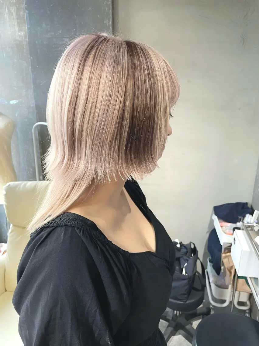 セミロング カラー ベージュカラー ブリーチ デザインカラー ダブルカラー ミルクティーベージュ ヘアカラー トリートメント 美髪カラー✨本間 貴広のヘアスタイル