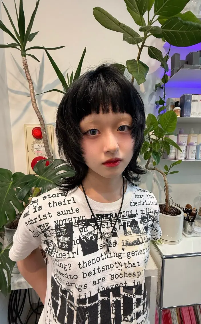 ミディアム ハイレイヤー レイヤーカット ウルフカット RITZY ヒヨリのヘアスタイル