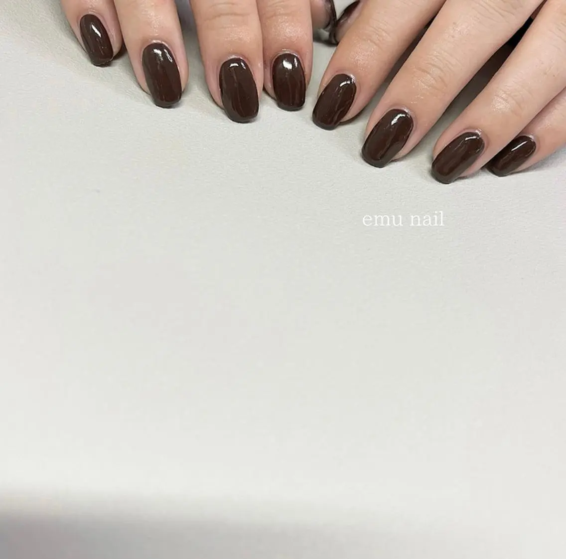 ネイル ブラウン ニュアンスネイル ワンカラーネイル 春ネイル スクエアネイル emu nailのネイルデザイン