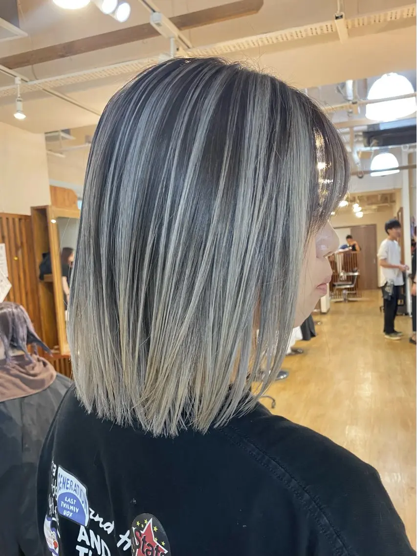 ミディアム レイヤーカット 白髪ぼかし バレイヤージュ志鎌のヘアスタイル