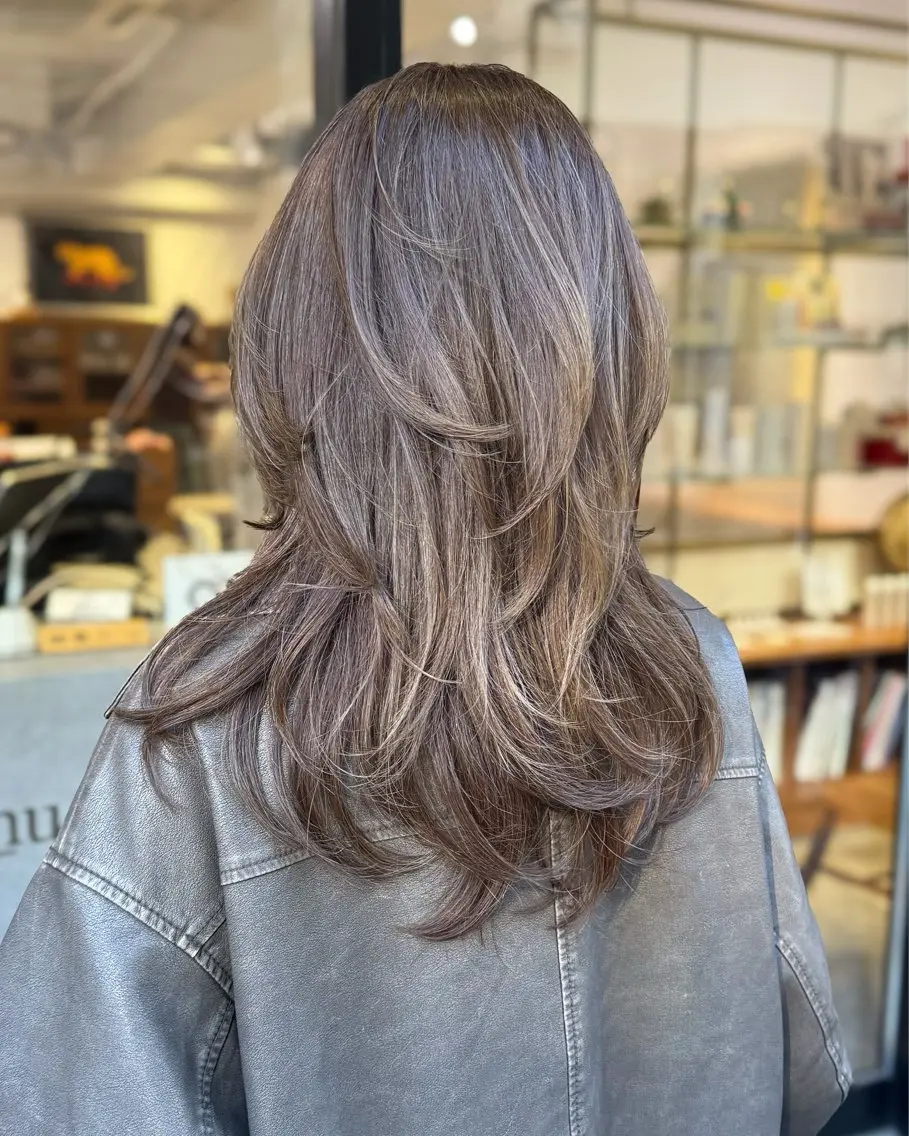 セミロング カラー ベージュカラー ハイライトカラー ハイライト レイヤーカット ARISA 学芸大学/海外ヘアのヘアスタイル