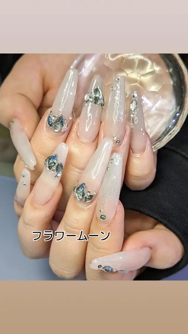 ネイル アートネイル ストーンネイル ハンドネイル ハンドケア フラワー ムーンのネイルデザイン