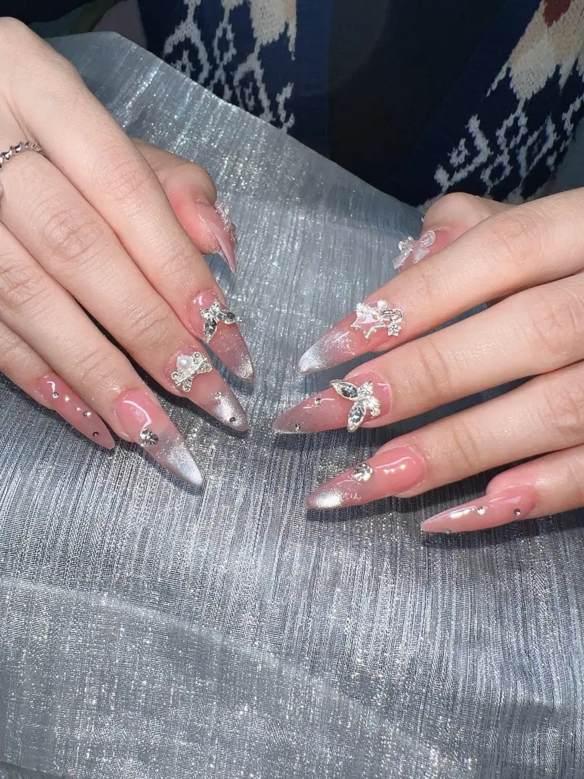 ネイル オーロラネイル チークネイル 長さ出し フットネイル フレンチネイル ハンドネイル Lee Nailsのネイルデザイン