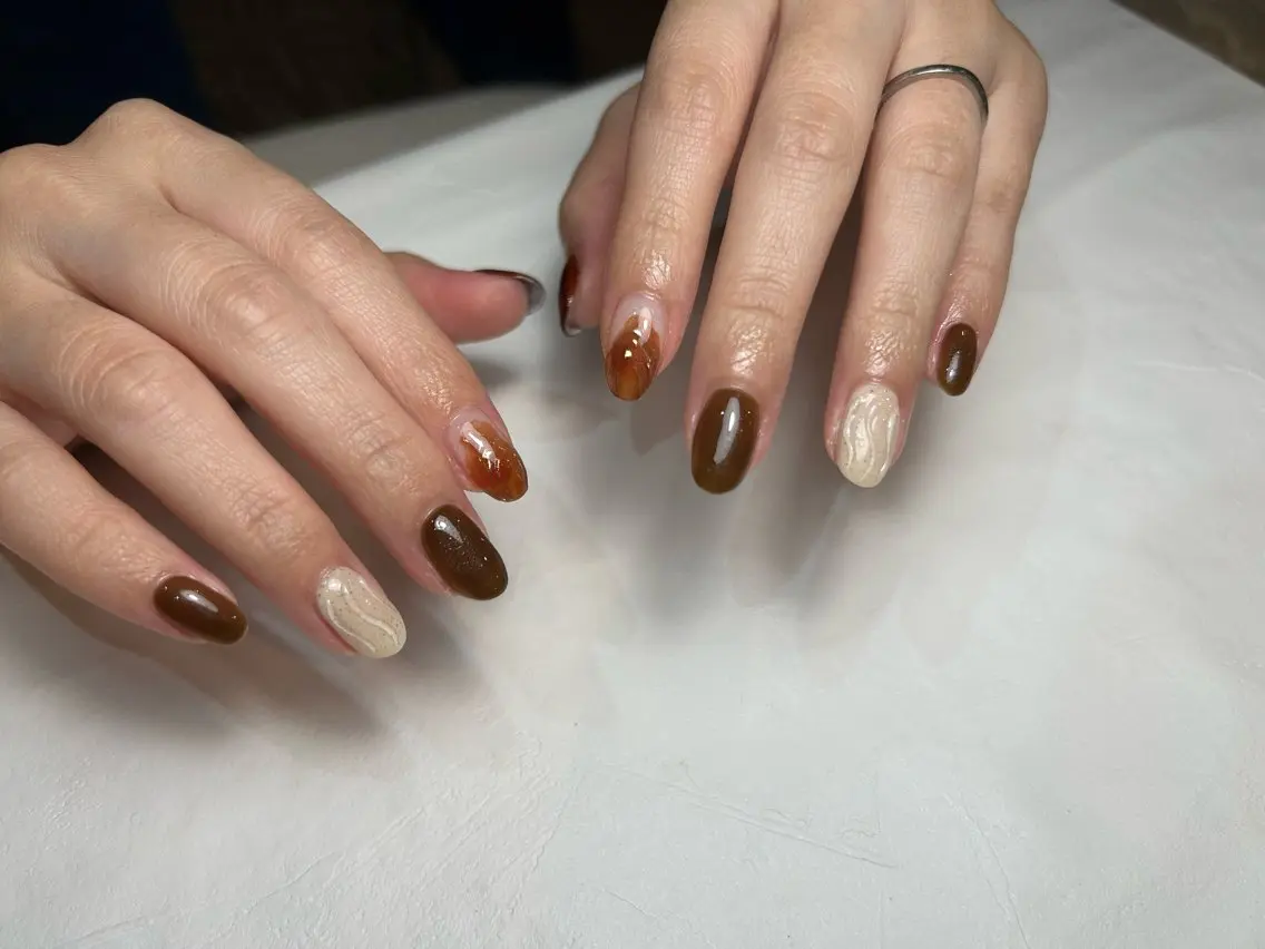 ネイル ブラウン ニュアンスネイル ハンドネイル MARU NAIL nanokaのネイルデザイン