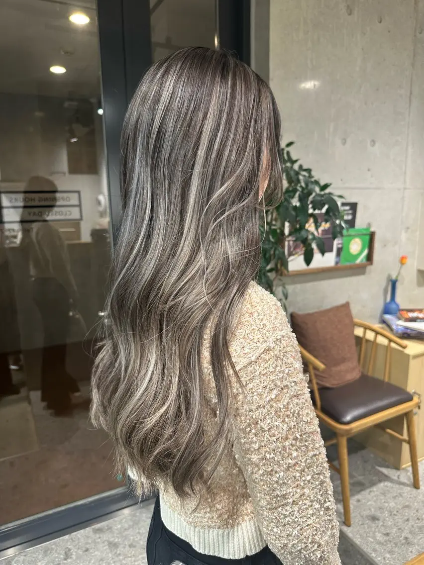 セミロング ハイライト カット ヘアカラー ︎🤎W color MIYU‎🤎のヘアスタイル