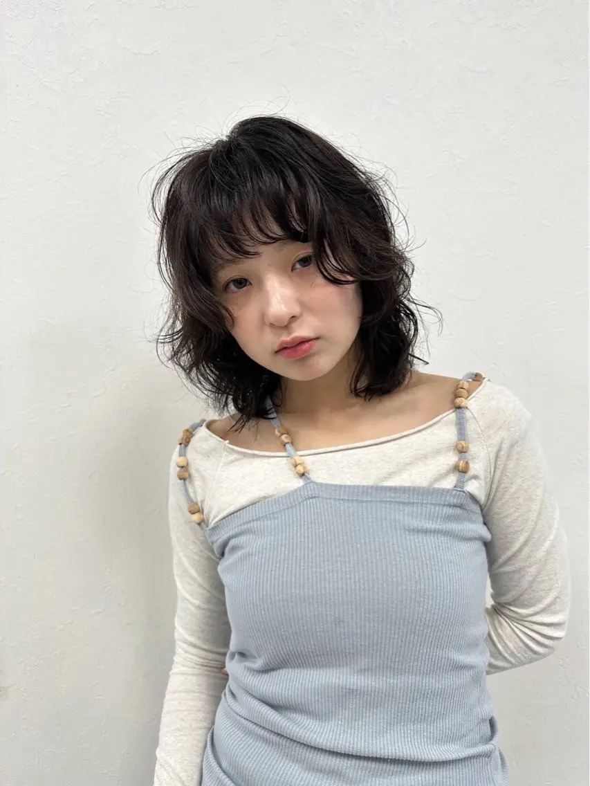 ミディアム パーマ 塩澤 榛奈のヘアスタイル