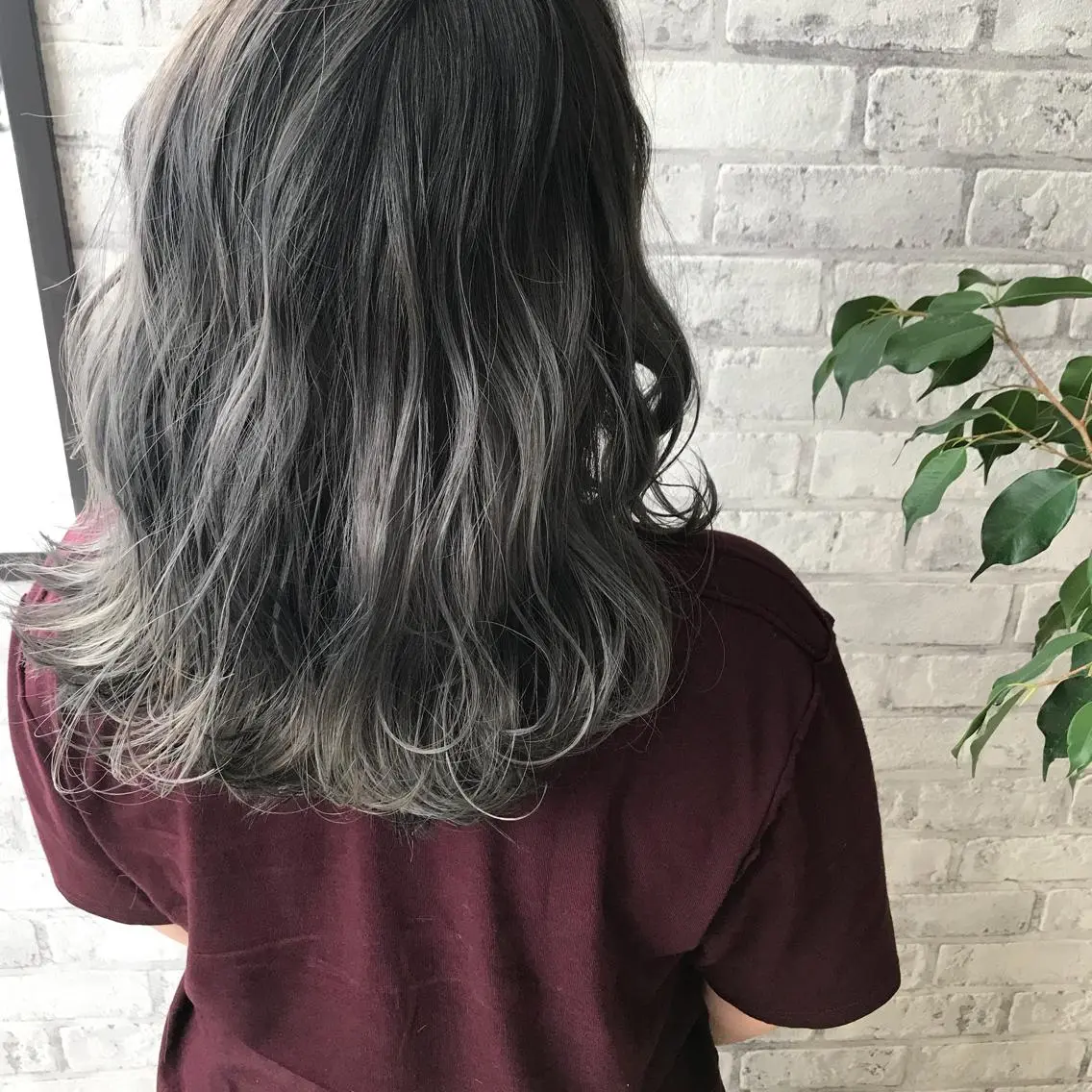 ミディアム カラー シルバー Oopsレイヤー 加藤澄都のヘアスタイル