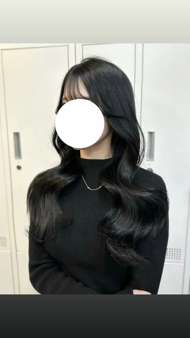 ロング カラー 黒髪 ブルーカラー ブルーブラック ヘアカラー 高橋 蛍瑠のヘアスタイル