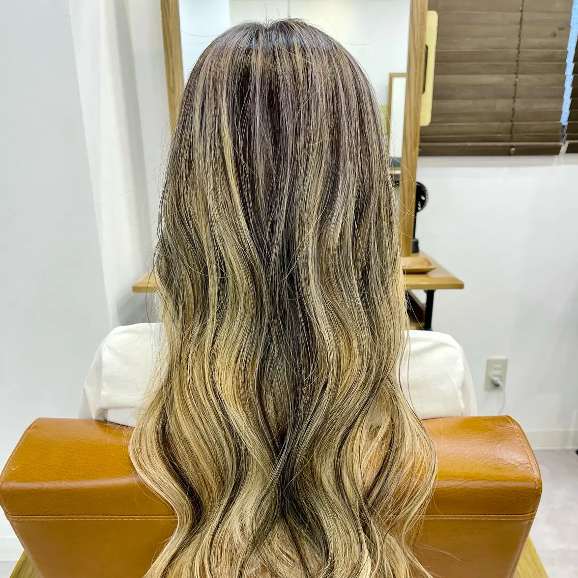 ロング カラー バレイヤージュ デザインカラー ハイライトカラー ハイライト レイヤーカット カット ヘアカラー トリートメント 話題の技術✨lore 店長タカハシ　ケントのヘアスタイル