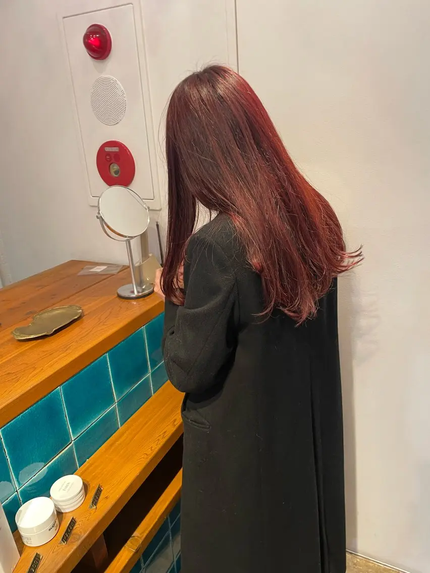 ロング カラー ブリーチ レッドカラー カット ヘアカラー トリートメント MIOベージュカラー 柔らかいカラーのヘアスタイル