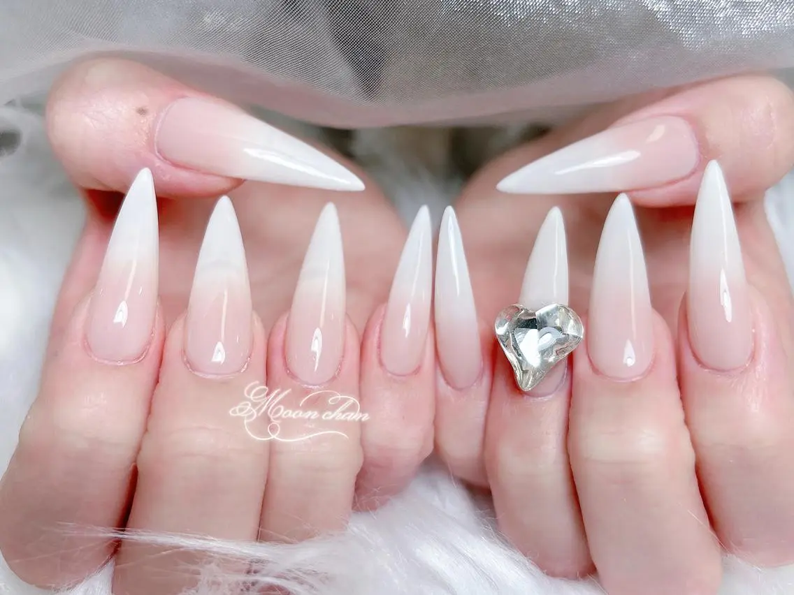 ネイル 長さ出し キラキラネイル 韓国ネイル ロングネイル マグネットネイル ハンドネイル ハンドケア Akira✨ nailのネイルデザイン