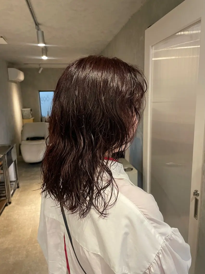 ミディアム カラー 岩渕 春菜のヘアスタイル