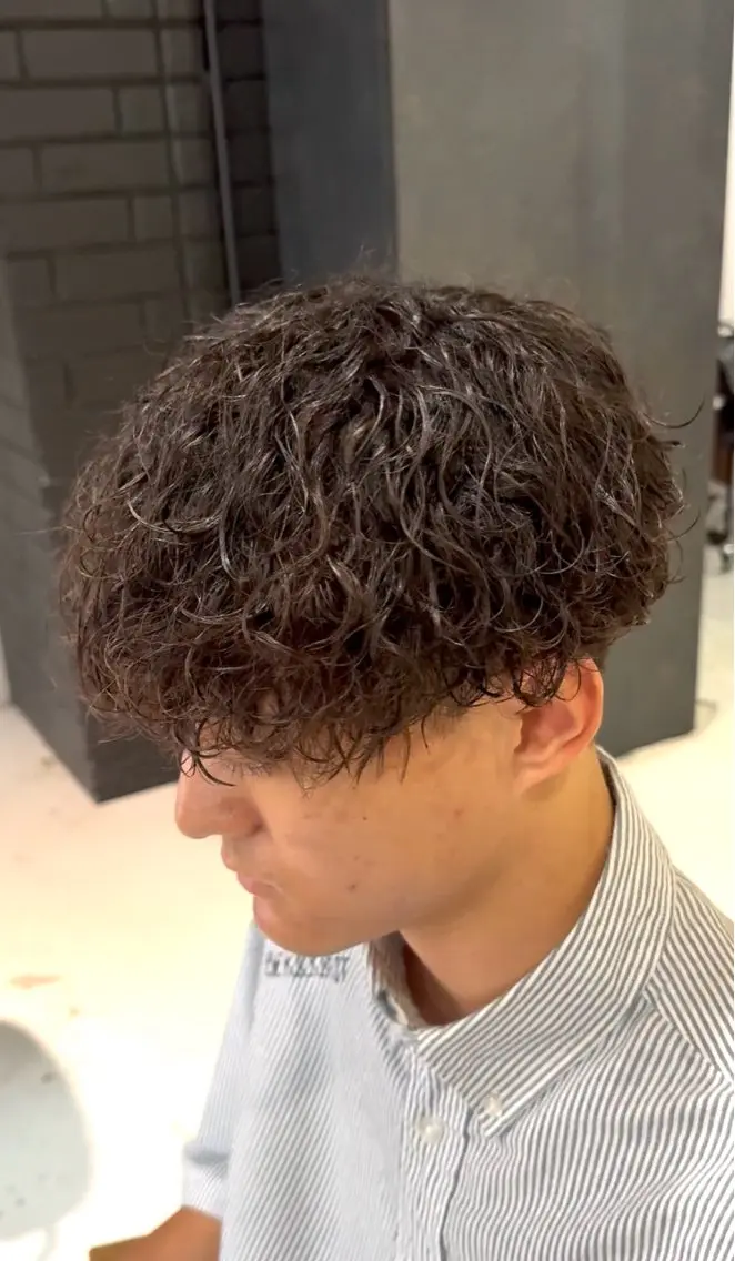 ショート パーマ メンズ メンズパーマ 波巻きパーマ 曲がる縮毛矯正特化/ 川岸のヘアスタイル