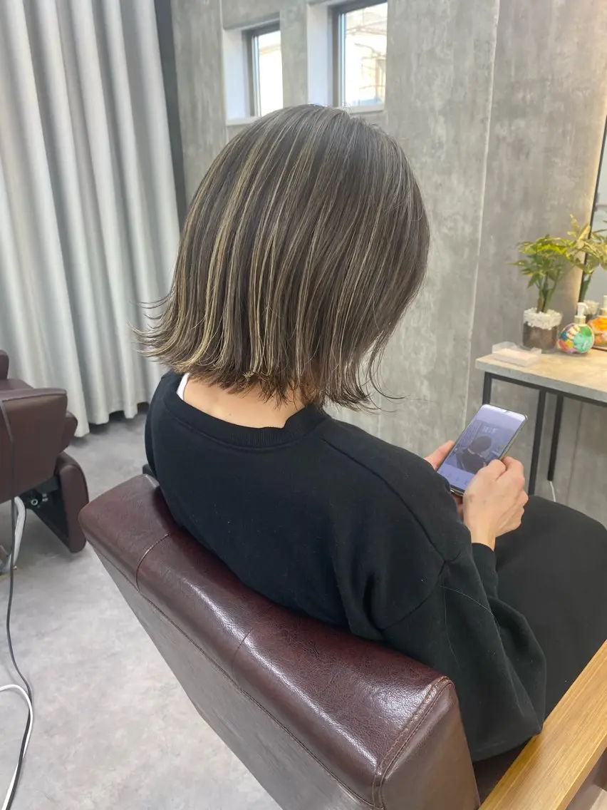ミディアム ボブ ハイライト 外ハネヘア 1席のみの 美容室IKKIのヘアスタイル