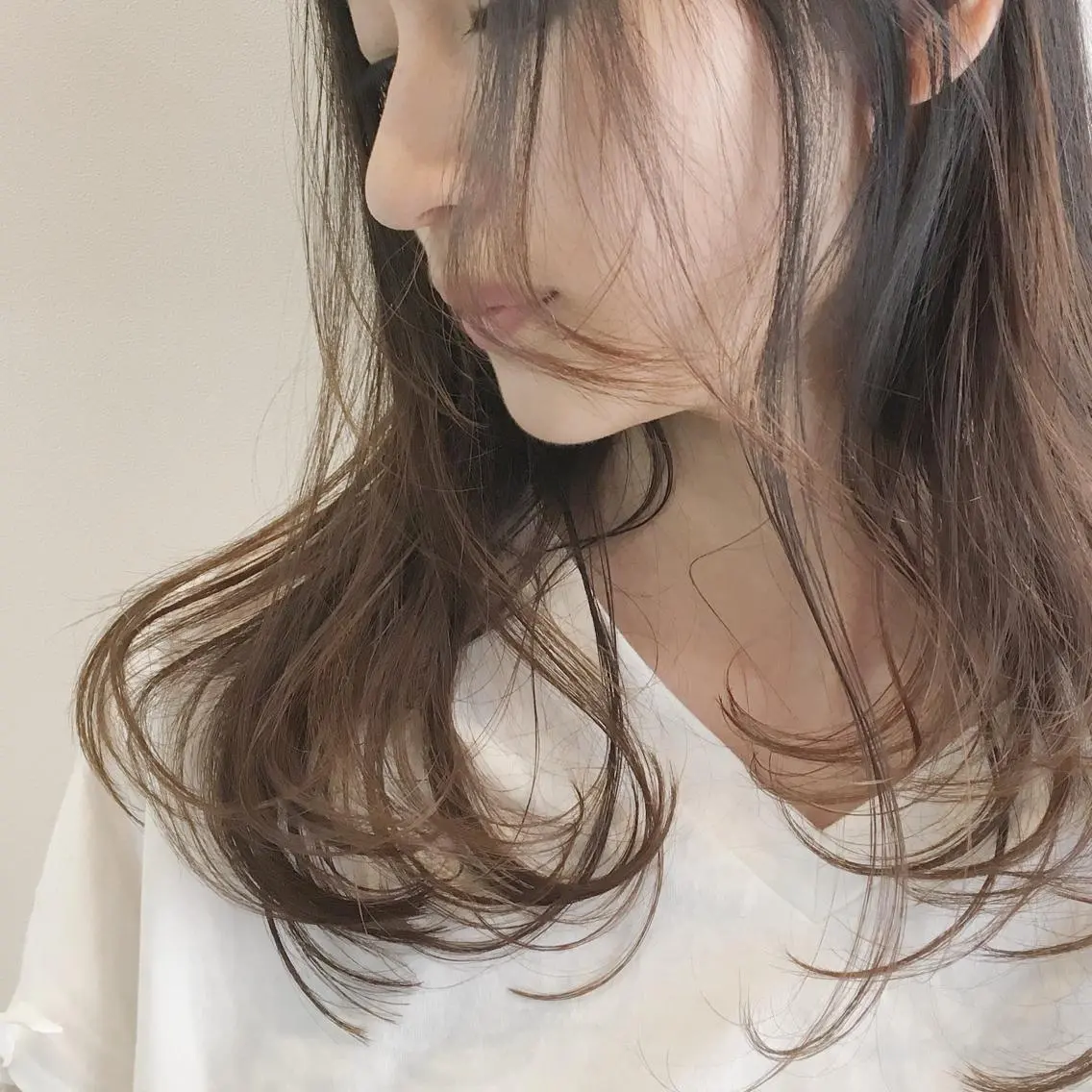 セミロング カラー アッシュ ベージュカラー 透明感カラー ハイライトカラー ハイライト tipi 香椎・千早のヘアスタイル