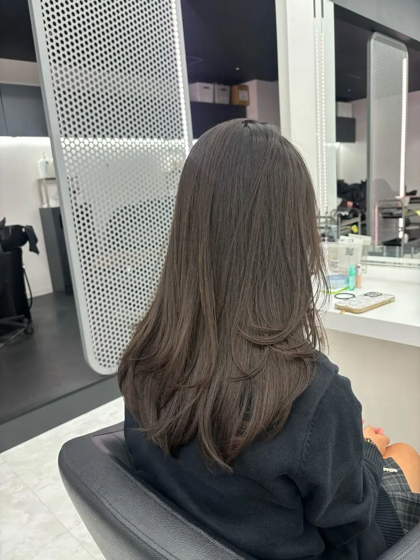 セミロング 抜け感レイヤー︴ ニュアンスカラーのヘアスタイル