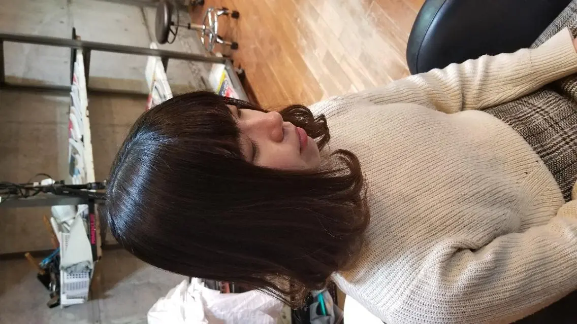 セミロング ボブ 外ハネヘア クラッチムク博多小川 旭のヘアスタイル