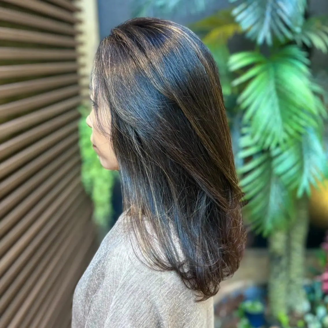 セミロング カラー 透明感カラー ハイライトカラー ハイライト カット ヘアカラー 秋山 達乃進のヘアスタイル
