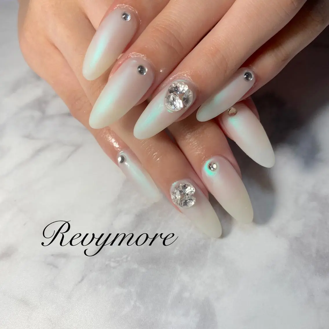ミディアム ネイル 韓国風ヘア オーロラネイル ジェルネイル グリーン キラキラネイル nail salon Revymoreのネイルデザイン