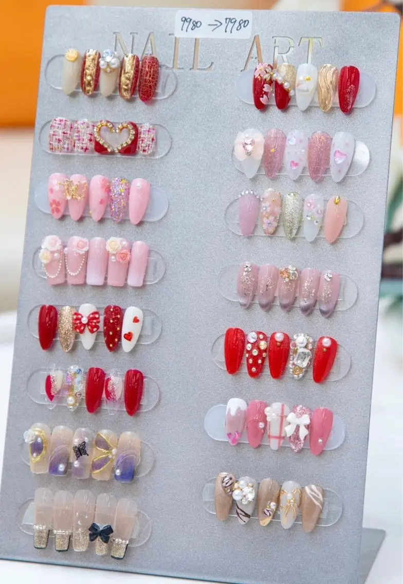 ネイル アートネイル チークネイル 長さ出し ジェルネイル マグネットネイル Lucky nail  小林和希のネイルデザイン