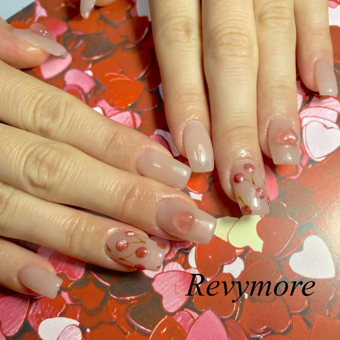 ミディアム ネイル 韓国風ヘア ジェルネイル ハート キラキラネイル 韓国ネイル nail salon Revymoreのネイルデザイン