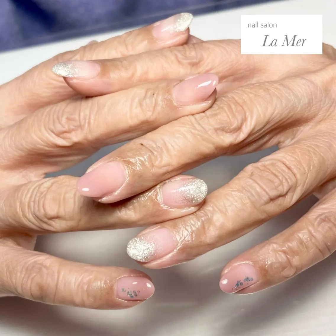 ネイル オーロラネイル グラデーション ラメ(グリッター) ラメグラデーション オフィスネイル ハンドネイル nailsalon La Merのネイルデザイン