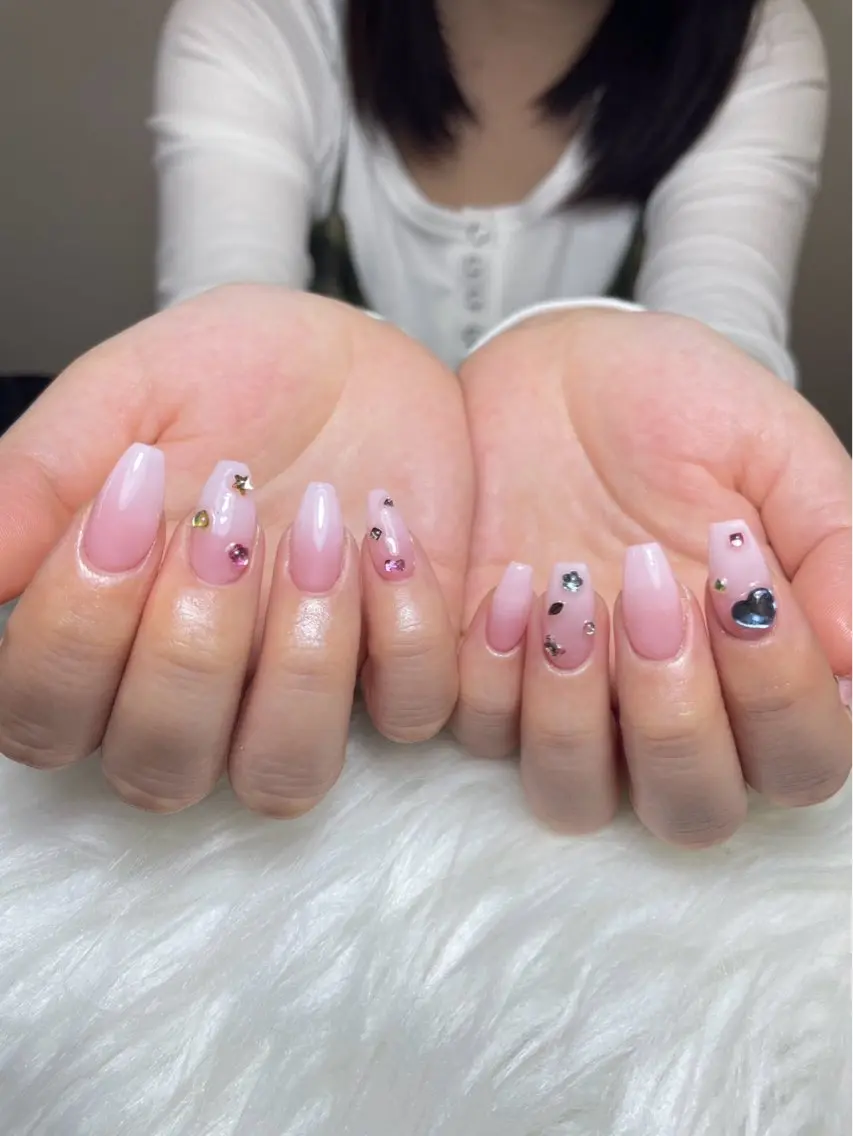 ネイル チークネイル 長さ出し フットネイル ジェルネイル 卒業式 𝓐𝓷𝓻𝓲 XiinhNailのネイルデザイン