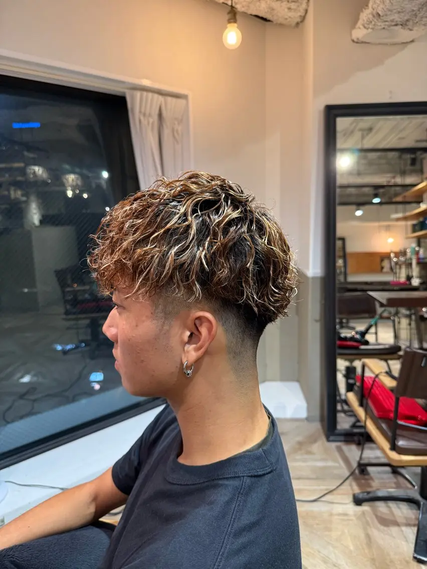 ショート パーマ メンズ フェードカット メンズパーマ 刈り上げ 艶感/レイヤーカット 🌐Taketoのヘアスタイル