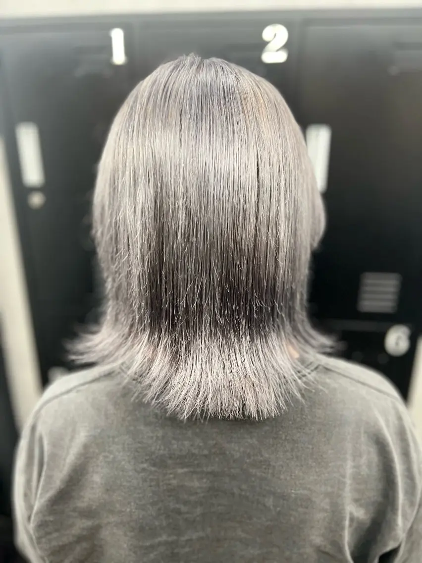 ミディアム カラー ブリーチ 透明感カラー ハイトーンカラー シルバー ホワイトシルバー カット ヘアカラー 透明感カラー特化🫧 🦋栗原🦋のヘアスタイル