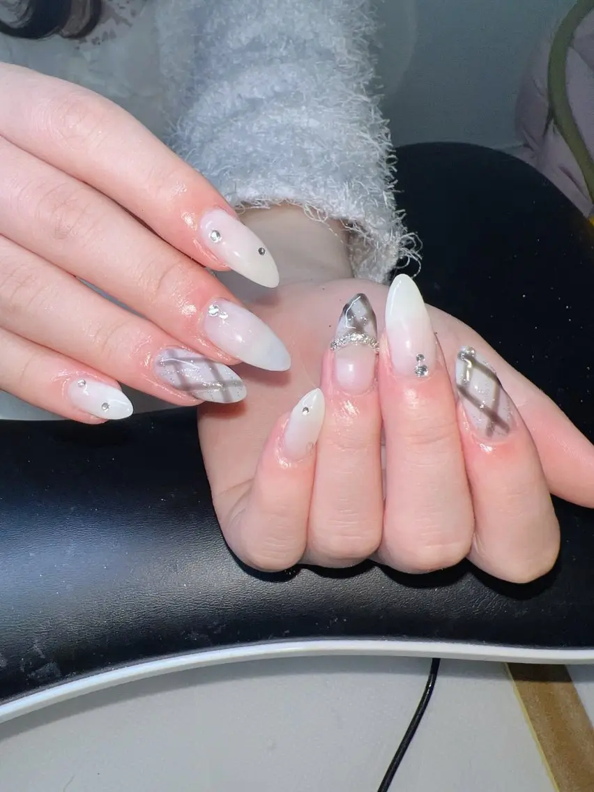 ネイル オーロラネイル チークネイル 長さ出し フットネイル フレンチネイル ハンドネイル Lee Nailsのネイルデザイン