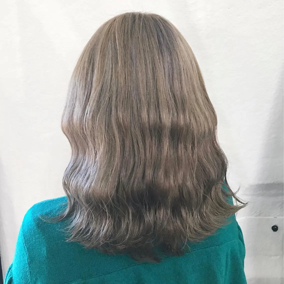 セミロング カラー アッシュ ベージュカラー ブリーチ ホワイトアッシュ K-POP好き美容師 🇰🇷Kai.Yのヘアスタイル