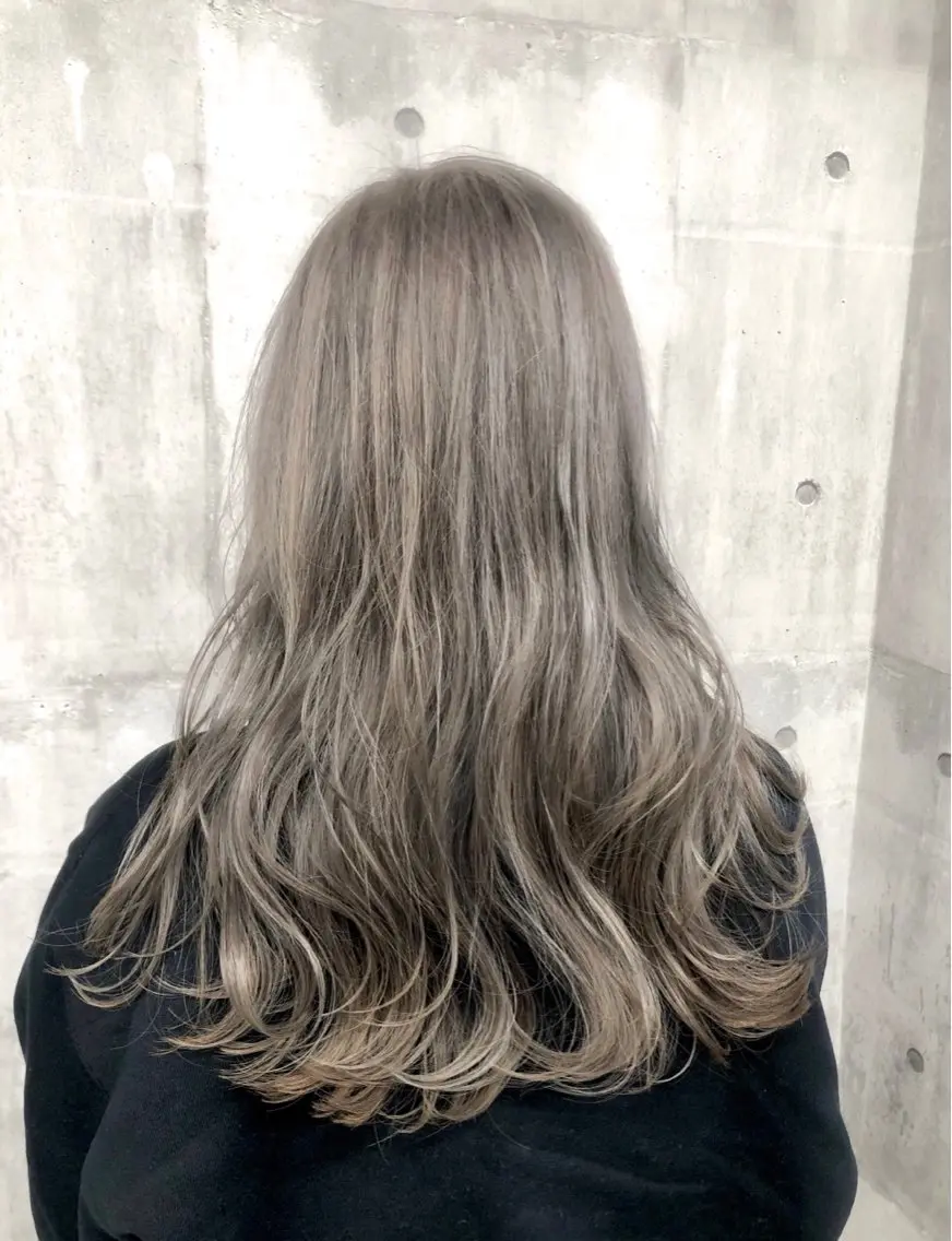 ロング カラー ベージュカラー ブリーチ ミルクティーベージュ シルバー ショート、韓国メンズ ヘアのかつらぎのヘアスタイル