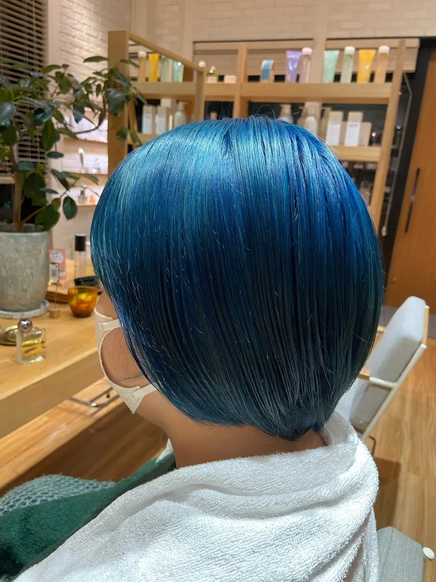 ショート カラー 黒髪 ブリーチ ブルーカラー 高松 莉璃のヘアスタイル