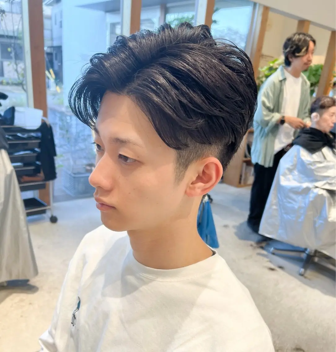 ショート パーマ メンズ センターパート カルマパーマ メンズ韓国風 メンズパーマ 韓国風ヘア 服部 雄輝のヘアスタイル