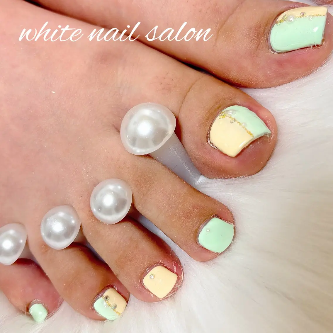 ネイル フットネイル ラメ(グリッター) フットネイル white nail salonのネイルデザイン